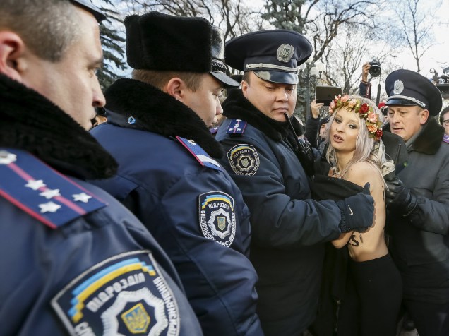 Policiais prendem ativista do movimento feminista Femen, durante protesto contra a homofobia em frente ao parlamento em Kiev, na Ucrânia - 12/11/2015