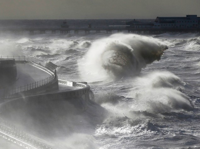 Ondas se quebram em frente ao Pier do Sul em Blackpool, no norte da Grã-Bretanha. Abigail, a primeira tempestade com nome a atingir a Grã-Bretanha, registrou ventos de até 135 km/h e deixou cerca de 120 mil casas sem energia - 13/11/2015