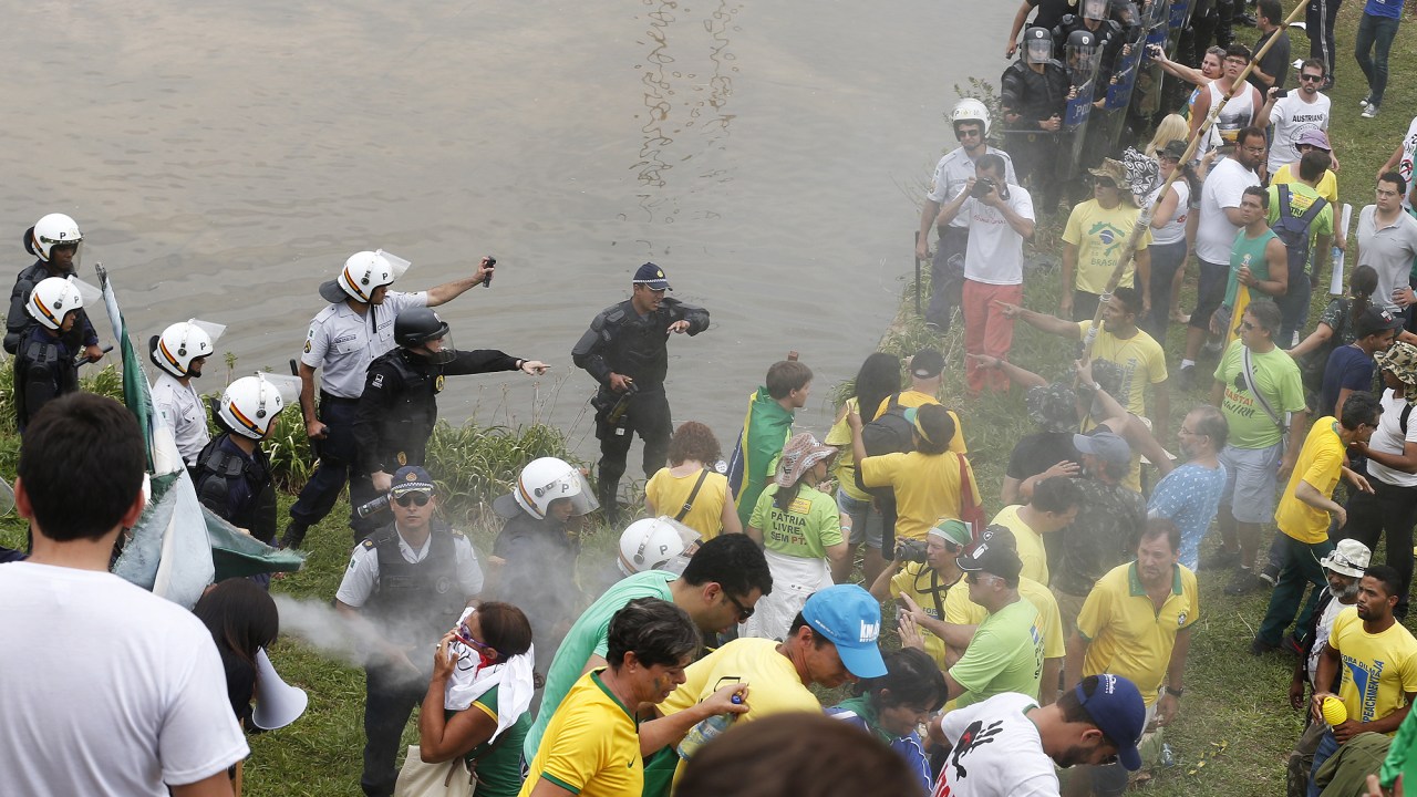 Manifestantes pró-impeachment e pró-intervenção militar entram em confronto com a Polícia Militar. Eles tentaram furar o bloqueio da polícia em torno do Congresso Nacional, em Brasília (DF)