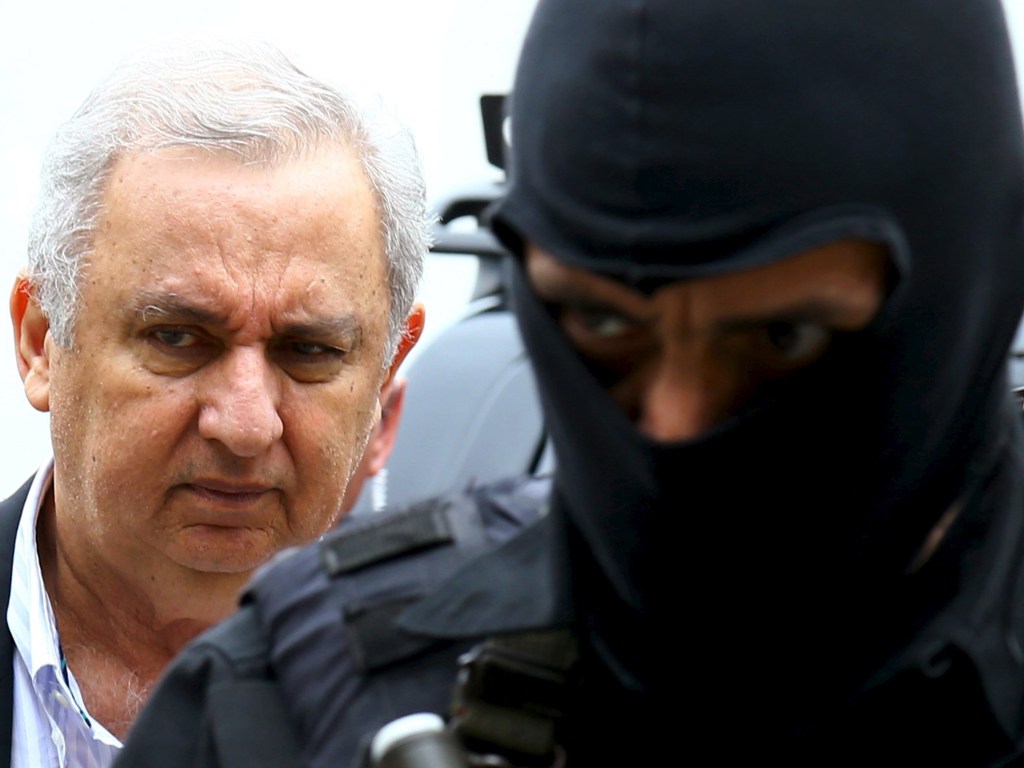 O empresário e pecuarista José Carlos Bumlai é escoltado por policiais federais enquanto deixa o Instituto de Ciência Forense em Curitiba (PR) - 24/11/2015