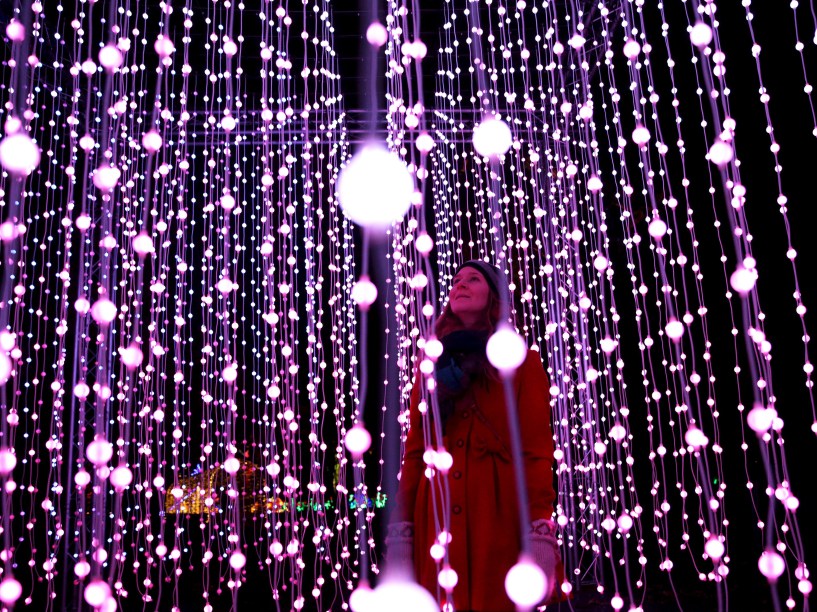 Mulher é fotografada entre iluminações feitas para o Natal em Kew, Londres - 25/11/2015