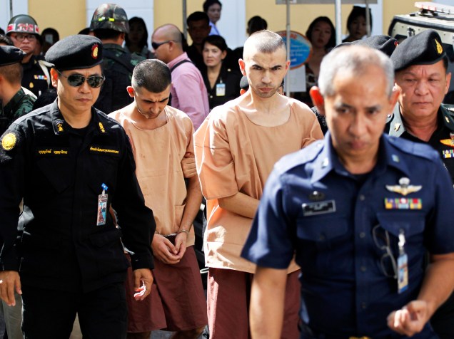 Erawan Shrine e Bilal Mohammad, são escoltados por policiais tailandeses enquanto chegam ao tribunal militar de Bancoc. Eles são acusados de serem responsáveis pelo atentado realizado na cidade em 17 de agosto, que matou 20 pessoas e deixou mais de 120 feridos - 24/11/2015