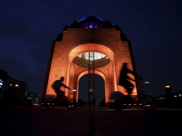 Ciclistas são fotografados enquanto passam em frente o Monumento à Revolução na Cidade do México - 24/11/2015