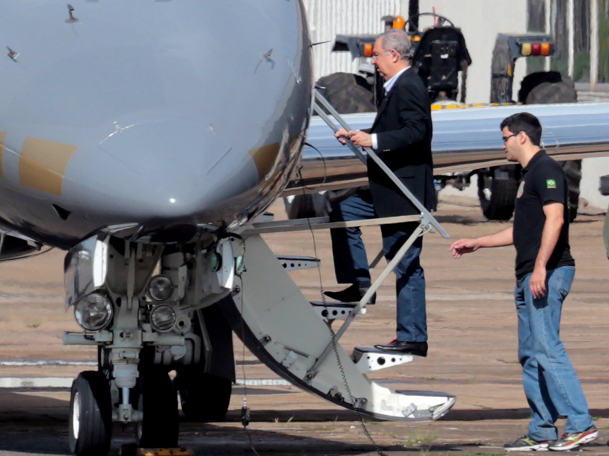 José Carlos Bumlai embarca no hangar da polícia federal, em Brasilia