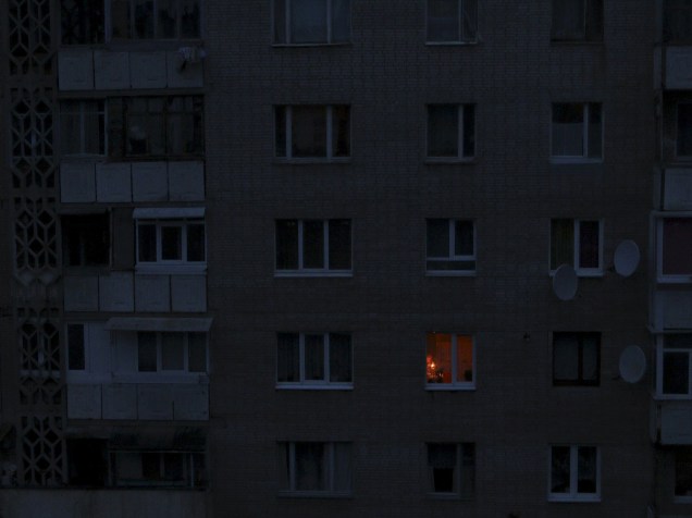 Luz de uma vela ilumina quarto em um prédio residencial em Simferopol. A Crimeia continua a depender de geradores de emergência devido a um blackout causado por sabotagem em torres de energia - 24/11/2015