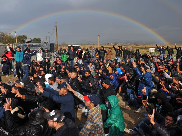 Refugiados protestam na fronteira da Grécia com a Macedônia, próximo à cidade grega de Idomeni, nesta terça-feira (24)