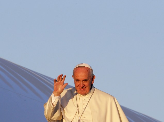 Papa Francisco durante embarque no aeroporto de Fiumicino, em Roma (Itália). O pontífice inicia nesta quarta-feira a sua primeira viagem à África - 25/11/2015