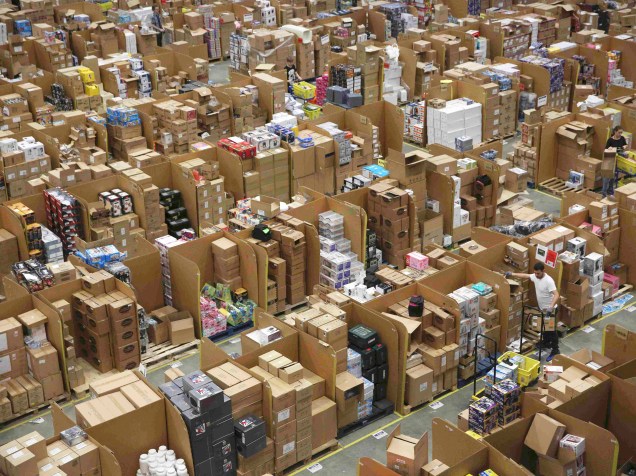 Funcionário separa pedidos das ofertas do Black Friday no centro de distribuição da Amazon em Hempstead, no Reino Unido - 25/11/2015