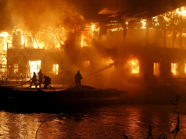 Bombeiros tentam apagar incêndio em um restaurante flutuante em Kiev, Ucrânia - 25/11/2015