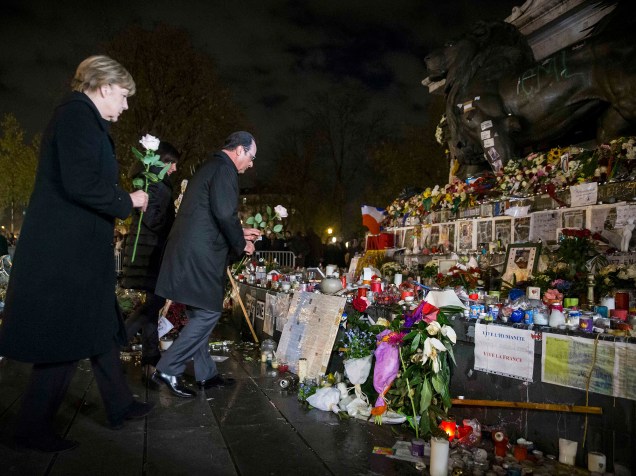 Francois Hollande e Angela Merkel deixam flores em frente a memorial para 129 vítimas dos atentados de Paris na sexta-feira (13)