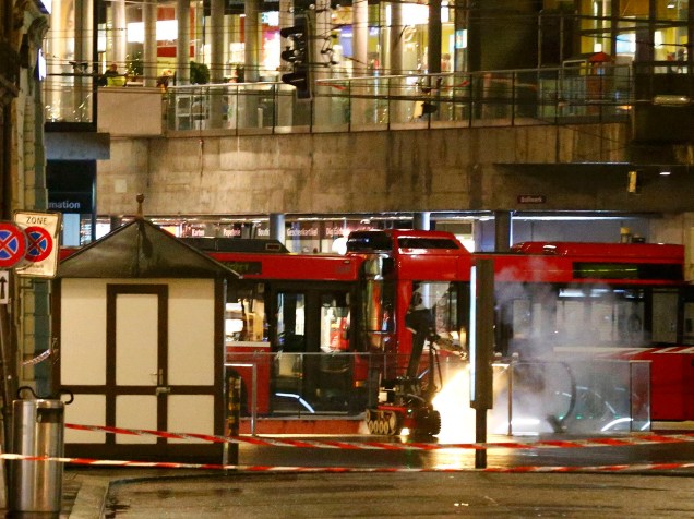 Robô antibomba realiza uma explosão controlada de um pacote suspeito que foi encontrado em um acesso subterrâneo na principal estação de trem de Berna, na Suíça, nesta quarta-feira (25)