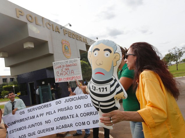 Servidores do Judiciário realizam protesto na tarde desta quarta-feira (25) em frente à Superintendência da Polícia Federal em Brasília, onde o senador Delcídio Amaral (PT-MS) encontra-se preso pela Operação Lava Jato