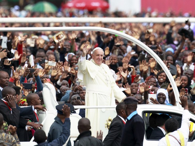O Papa Francisco cumpriemnta fiéis ao chegar para a missa em Nairobi, capital do Quênia. Francisco está em viagem pela África, onde durante seis dias visitará o Quênia, Uganda e a República Centro Africana - 26/11/2015