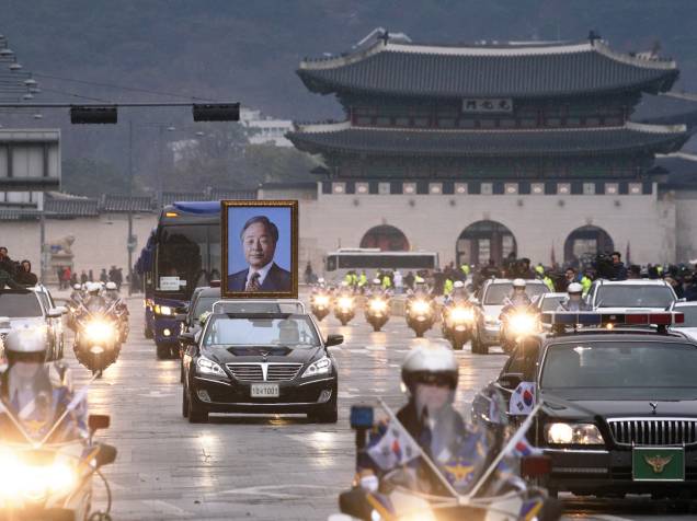 Carro levando o caixão do ex-presidente sul-coreano Kim Young-Sam, passa diante do palácio Gyeongbokgung no centro de Seul. O país realizou o funeral para aquele que em 1992 se tornou o primeiro presidente civil após 30 anos de regime militar - 26/11/2015