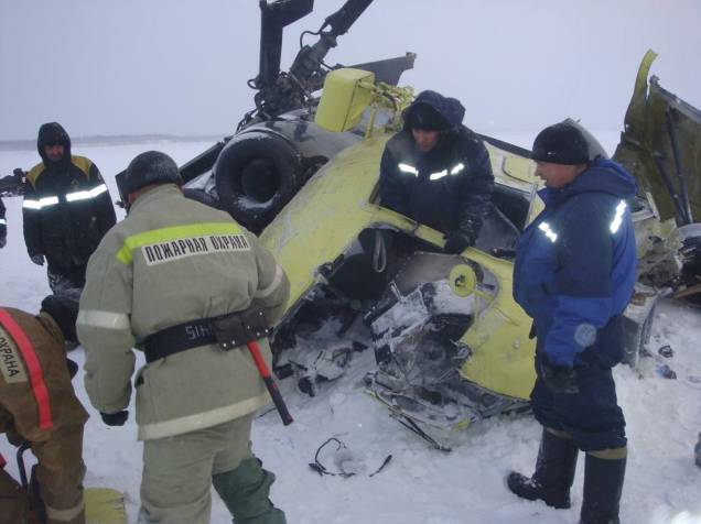 Membros do Ministério de Emergências russo trabalham no local de queda de um helicóptero na cidade de Igarka, na Rússia. O helicóptero carregava funcionários da petrolifera russa Rosneft e caiu na região de Krasnoyarsk, Sibéria - 26/11/2015