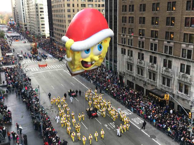 Balão gigante do personagem infantil Bob Esponja sobrevoa a 6ª Avenida em Nova York, durante a tradicional parada de Ação de Graças promovida pela loja de departamentos Macys em Manhattan - 26/11/2015