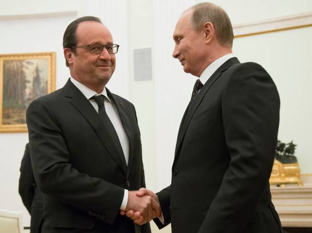  O presidente russo, Vladimir Putin, cumprimenta o presidente francês, François Hollande ao chegar ao Kremlin, em Moscou, nesta quinta-feira (26)