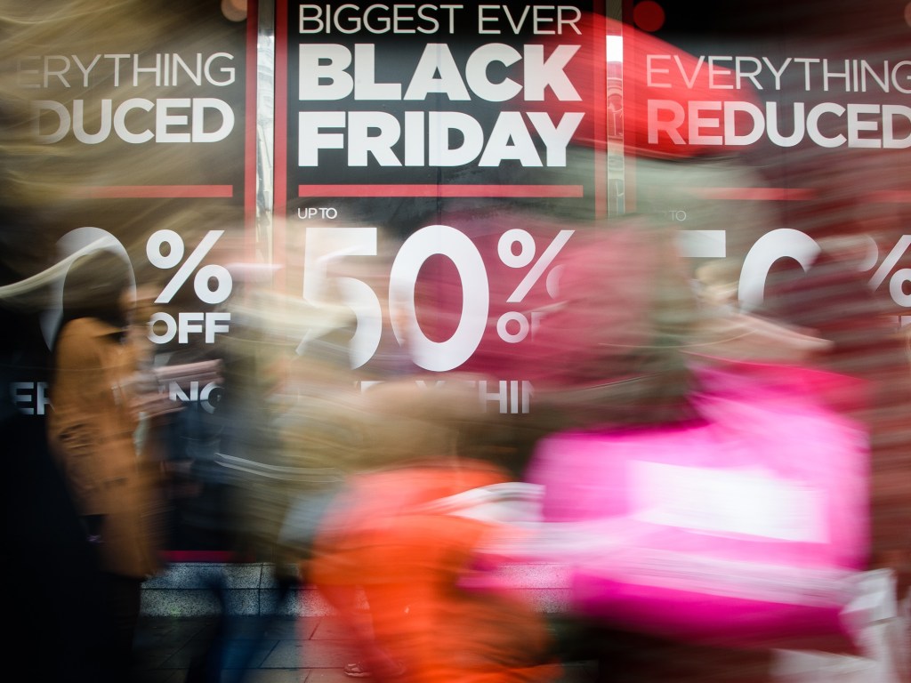 Lojas de varejo exibem anúncios da "Black Friday" em Oxford Street, no centro de Londres - 27/11/2015