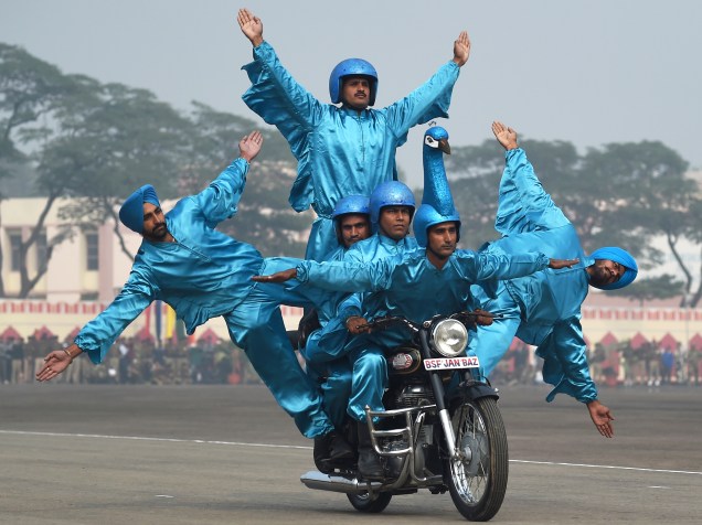 Membros da Força de Segurança de Fronteiras da Índia demonstraram suas habilidades em uma moto durante o aniversário da instituição, em Nova Délhi
