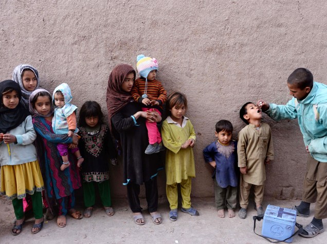 Agente de saúde distribuiu doses da vacina contra a poliomielite durante campanha nos arredores de Jalalabad