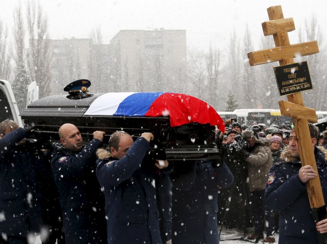 Amigos do piloto Oleg Peshkov, carregam seu caixão no funeral em Lipetsk, Rússia. Oleg pilotava o jato SU-24 quando foi abatido - 02/12/2015