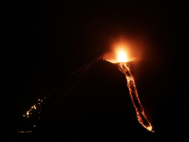 Vulcão Momotombo em erupção visto da comunidade Papalonal, em La Paz Centro, Leon, Nicarágua. O vulcão acordou após 110 anos de inatividade - 02/12/2015