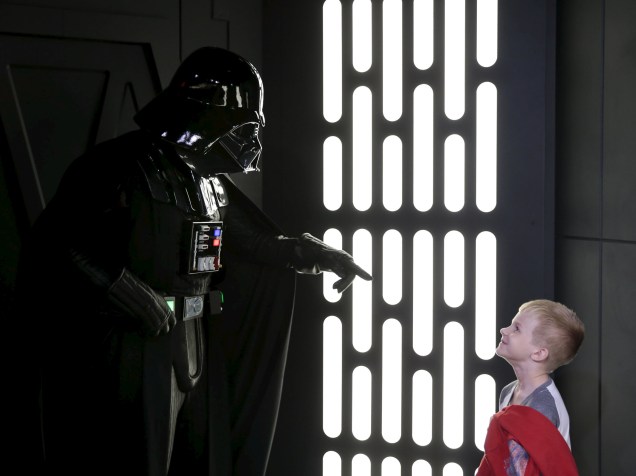 Menino interage com o personagem Darth Vader durante a inauguração de um parque temático da saga Star Wars no Hollywood Studios da Disney em Orlando, Flórida - 04/12/2015