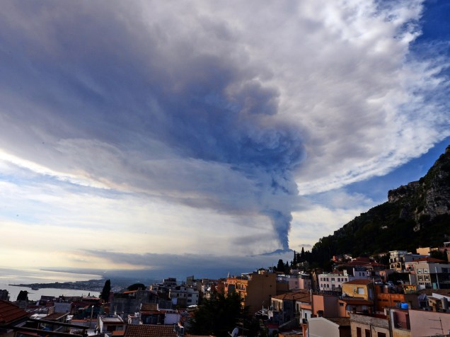Fumaça vista sobre a cidade de Taormina durante uma erupção do Monte Etna, um dos vulcões mais ativos do mundo, perto de Catania, na Itália - 04/12/2015