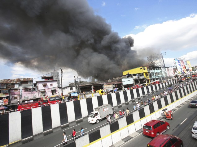 Cerca de mil famílias ficaram desabrigadas após incêndio em área residencial e comercial de Manila, nas Filipinas - 04/12/2015