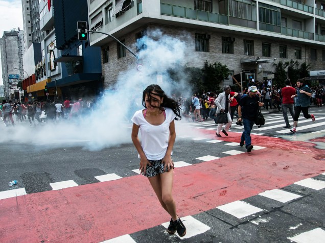 Estudantes entram em confronto com a Polícia Militar durante manifestação, nesta sexta-feira (4) na rua da Consolação na região central de São Paulo, contra o fechamento das escolas e do plano de reestruturação do Governo de São Paulo