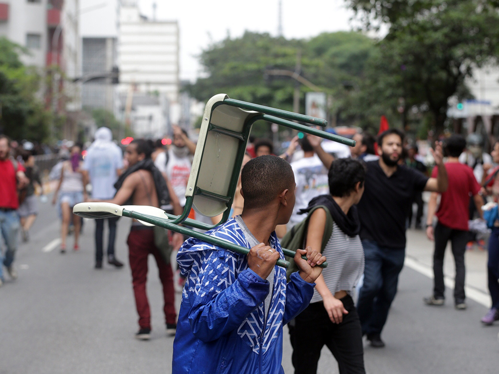 Polícia Militar utiliza bomba de gás lacrimogêneo para dispersar estudantes durante protesto na região da avenida Paulista, em São Paulo, nesta sexta-feira