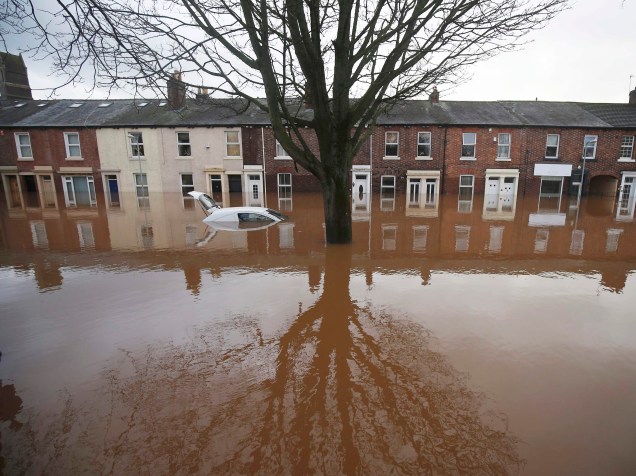 Graves inundações em Carlisle, no noroeste da Inglaterra, deixaram milhares de casas sem energia