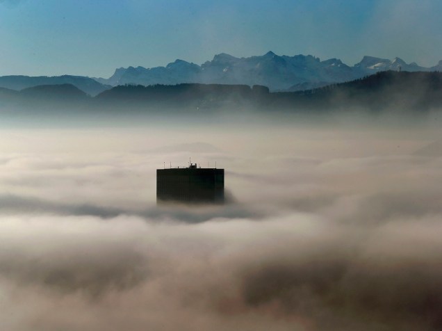 Topo do maior arranha céu da Suiça entre a neblina, em frente aos Alpes suiços, em Zurique