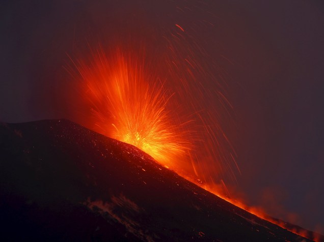 O monte Etna, maior e mais ativo vulcão europeu, expelindo lava na ilha de Sicília, Itália