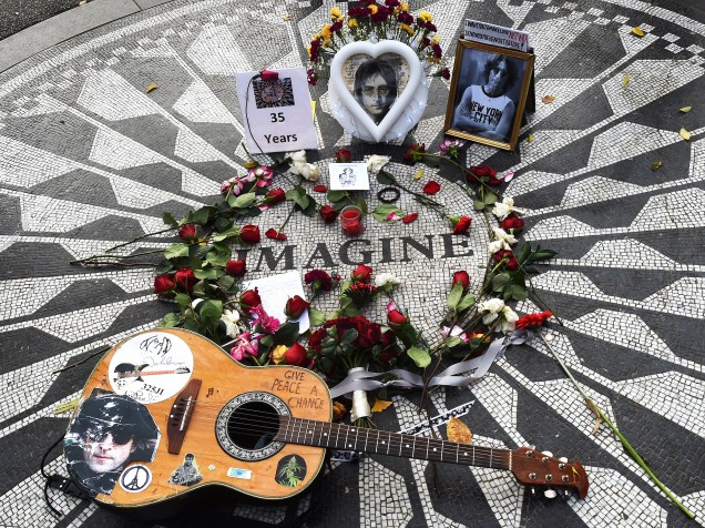 Flores deixadas no mosaico Imagine, em memória de John Lennon, na seção Strawberry Fields do Central Park de Nova York (EUA). O ex-Beatle foi assassinado há 35 anos, no dia 8 de dezembro de 1980