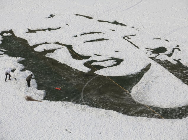 Estudantes universitários criaram uma imagem de Marilyn Monroe, retirando a neve de um campo de futebol, em Changchun, província de Jilin, na China