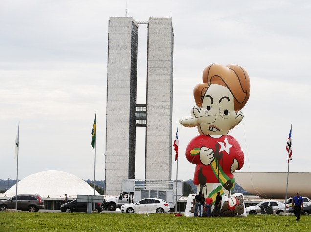 Manifestantes instalaram o boneco inflável (Dilmentira) da presidente Dilma Rousseff em frente ao Congresso Nacional, em Brasília (DF)