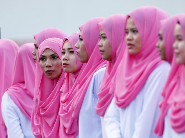 Mulheres do partido da Organização Nacional de Malaios Unidos (UMNO), aguardam a chegada do primeiro-ministro Najib Razak, para a assembleia anual no Centro de Putra World Trade em Kuala Lumpur - 10/12/2015