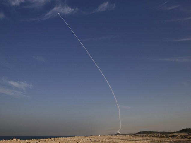 Conhecido como Domo de Ferro, o Arrow 3 é lançado por militares israelenses nos arredores de Ashdod. O míssil balístico foi feito com o objetivo de reforçar o sistema de defesa aérea - 10/12/2015