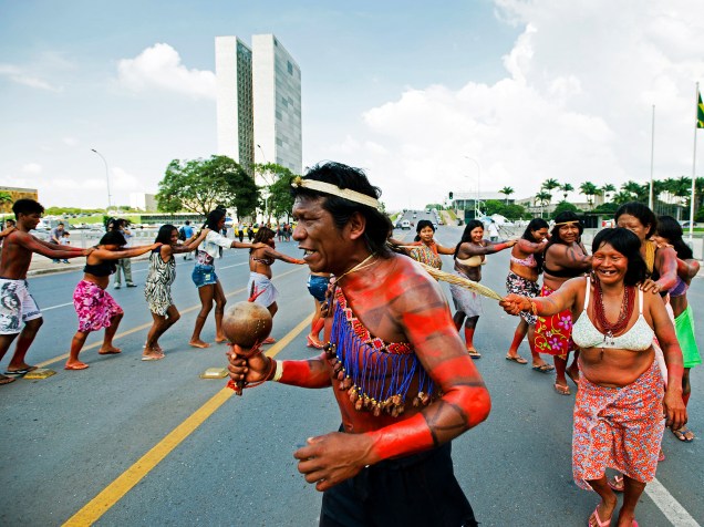 Índios protestaram em frente ao Palácio do Planalto contra a aprovação da PEC 215 em Comissão Especial da Câmara dos Deputados, em Brasília