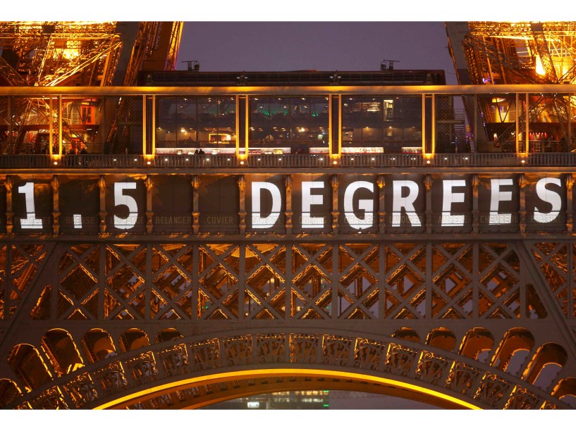Slogan "1,5 graus" é projetado sobre a Torre Eiffel como parte da Conferência sobre Mudança Climática Mundial (COP21), em Paris, França - 11/12/2015