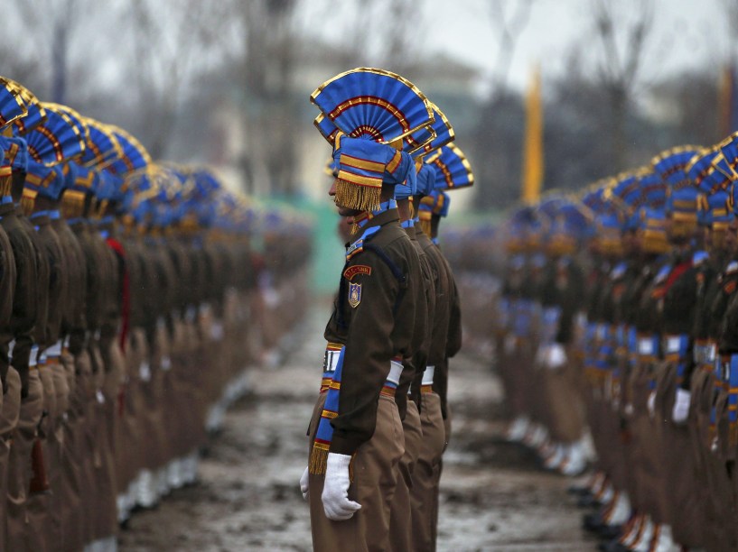 Soldados da Força Policial de Reserva da Índia participam de um desfile de formatura em Humhama, nos arredores de Srinagar - 11/12/2015