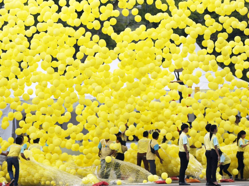 Crianças soltam balões durante evento de ciclismo em Bancoc, na Tailândia - 11/12/2015