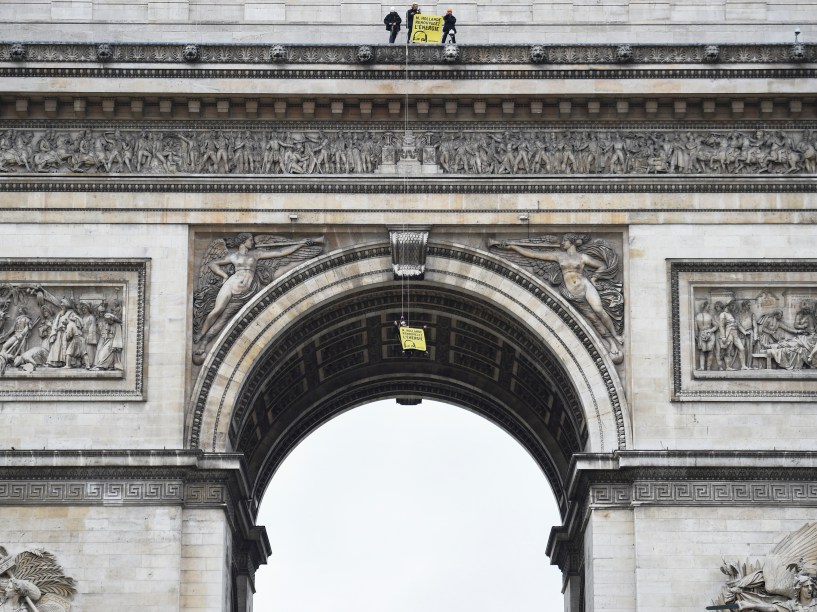 No Arco do Triunfo em Paris, na França, ativistas do Greenpeace exibem uma faixa com os dizeres Senhor Hollande (presidente francês), renove a energia - 11/12/2015