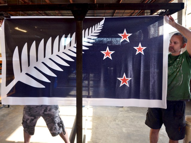 Funcionários de uma fábrica penduraram o que pode ser nova bandeira nacional da Nova Zelândia, em Auckland. A bandeira atual leva a Constelação do Cruzeiro do Sul e inclui no topo uma referência ao Reino Unido, antigo colonizador do país. O comitê responsável pelo novo desenho recebeu 10.292 sugestões