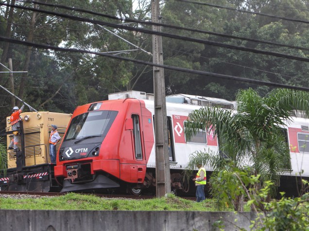 Queda de árvore bloqueia trecho da linha 9-Esmeralda da CPTM, na zona sul de São Paulo, na manhã desta quinta-feira - 17/12/2015