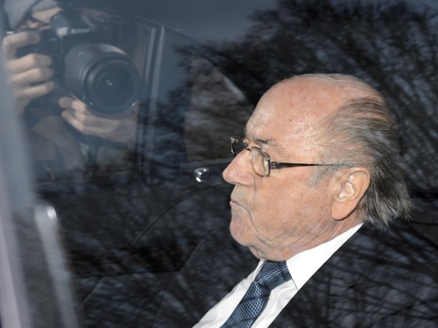 O presidente suspenso da Fifa, Joseph Blatter, chega para ser ouvido pelo Comitê de Ética da entidade em Zurique, na Suíça - 17/12/2015