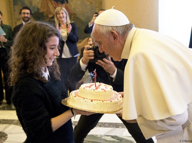 Durante audiência com participantes da Ação Católica italiana no Vaticano, Papa Francisco ganha bolo de aniversário em comemoração aos 79 anos de vida - 17/12/2015