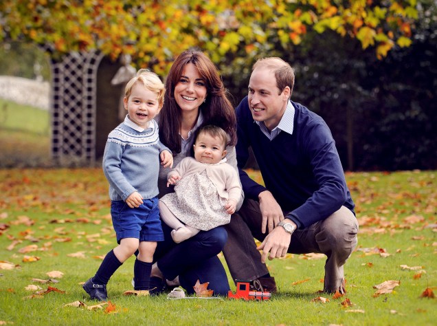 Em imagem divulgada nesta sexta-feira (18), Kate Middleton, o príncipe William e os filhos do casal, os príncipes George e Charlotte (no colo de Kate), tiram foto no palácio de Kensington, em Londres