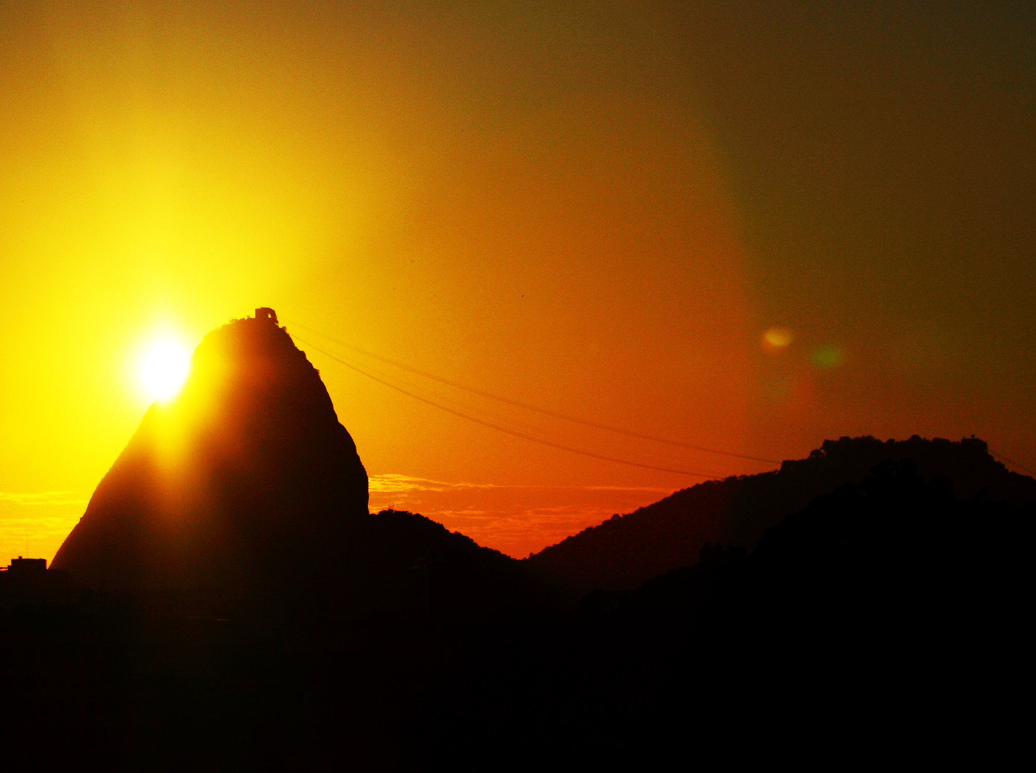 Amanhecer no morro do Pão de Açucar nesta sexta-feira (18), vista do bairro das Laranjeiras